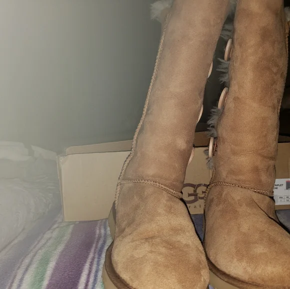 Uggs - Picture 4 of 5